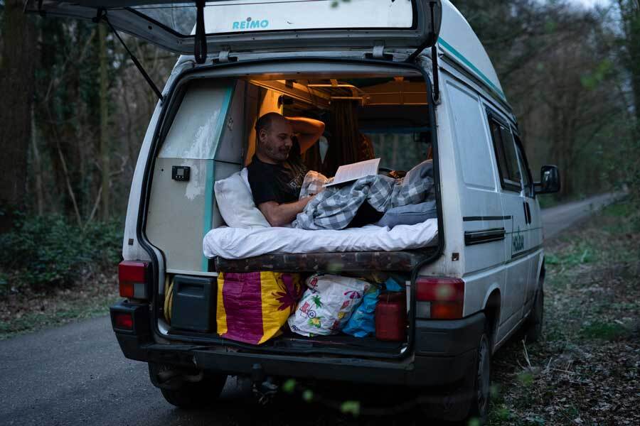 Dakloze-man-in-autobusje