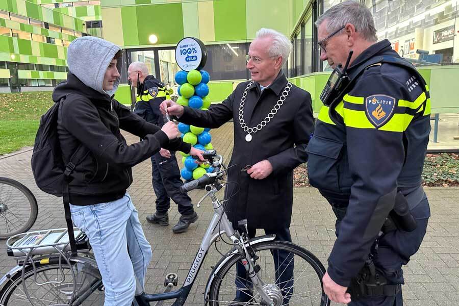 Campagne-fietsverlichting-AAN-in-het-donker-december-2024-2