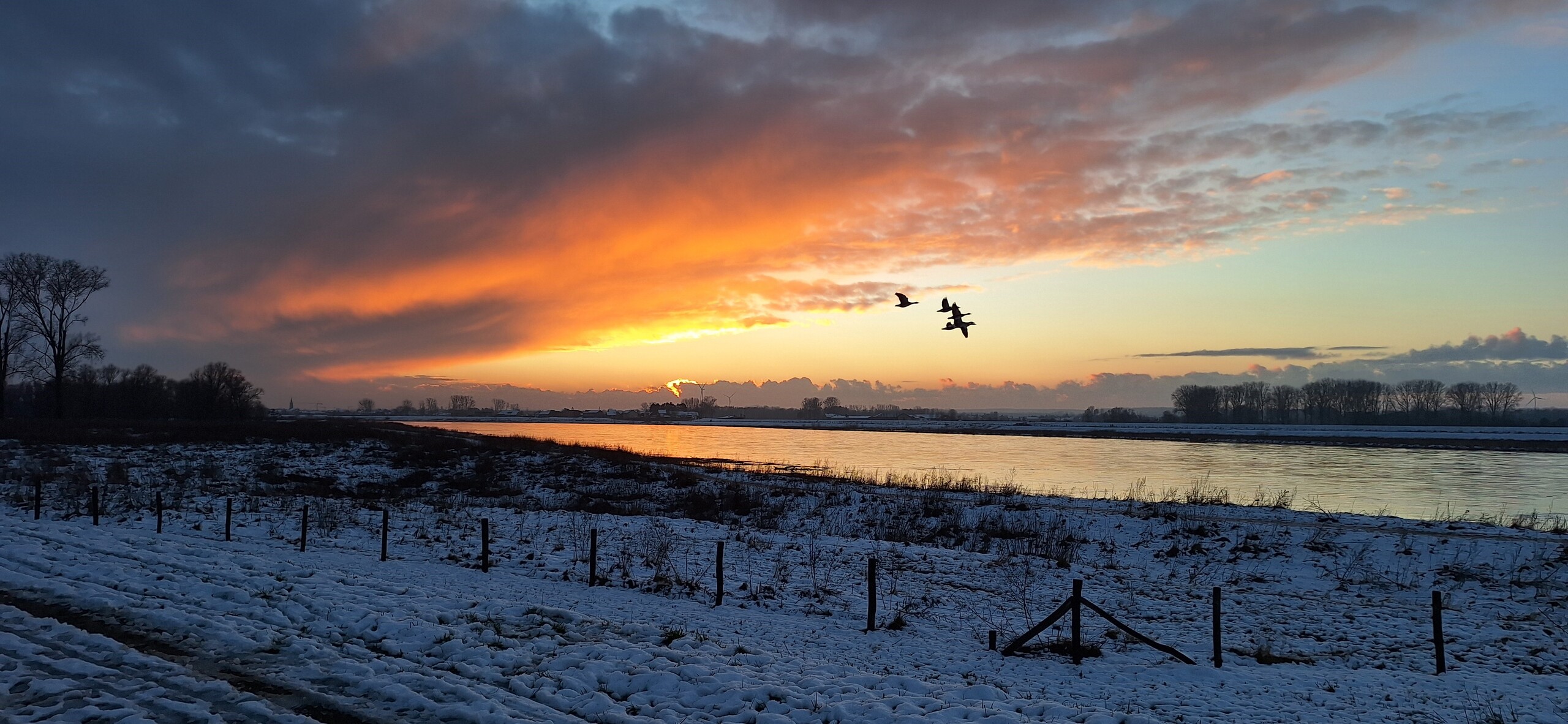 Zonsondergang Maas bij Grevenbicht - Foto Frans Reijnen