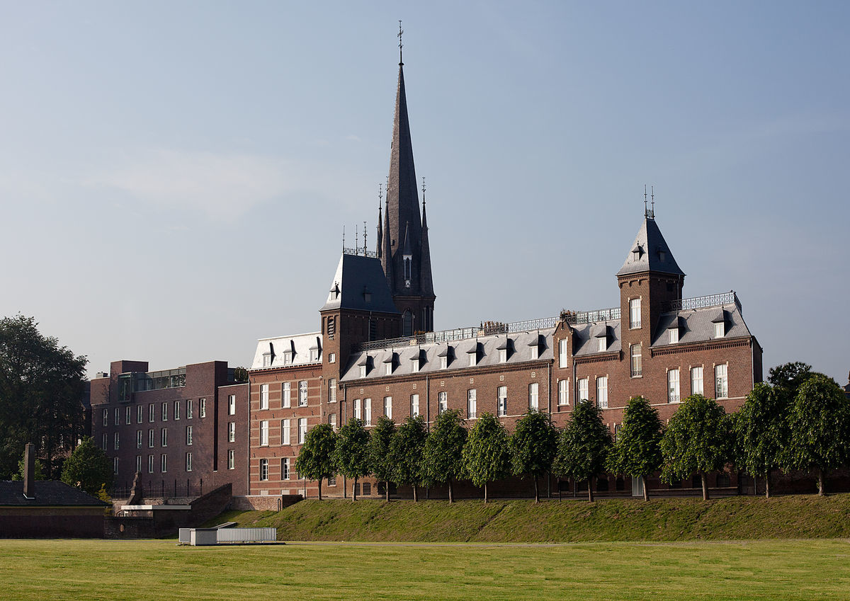 Achterzijde Kloosterkwartier vanuit Schootsvelden gezien.