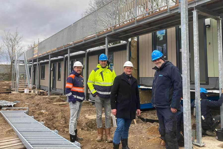 Wethouder-Geilen-bij-plaatsing-eerste-flex-woningen-Graaf-van-Loonstraat-in-Born