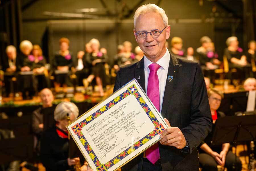 Uitreiking Speld-van-Verdienste-Piet-Wijshoff