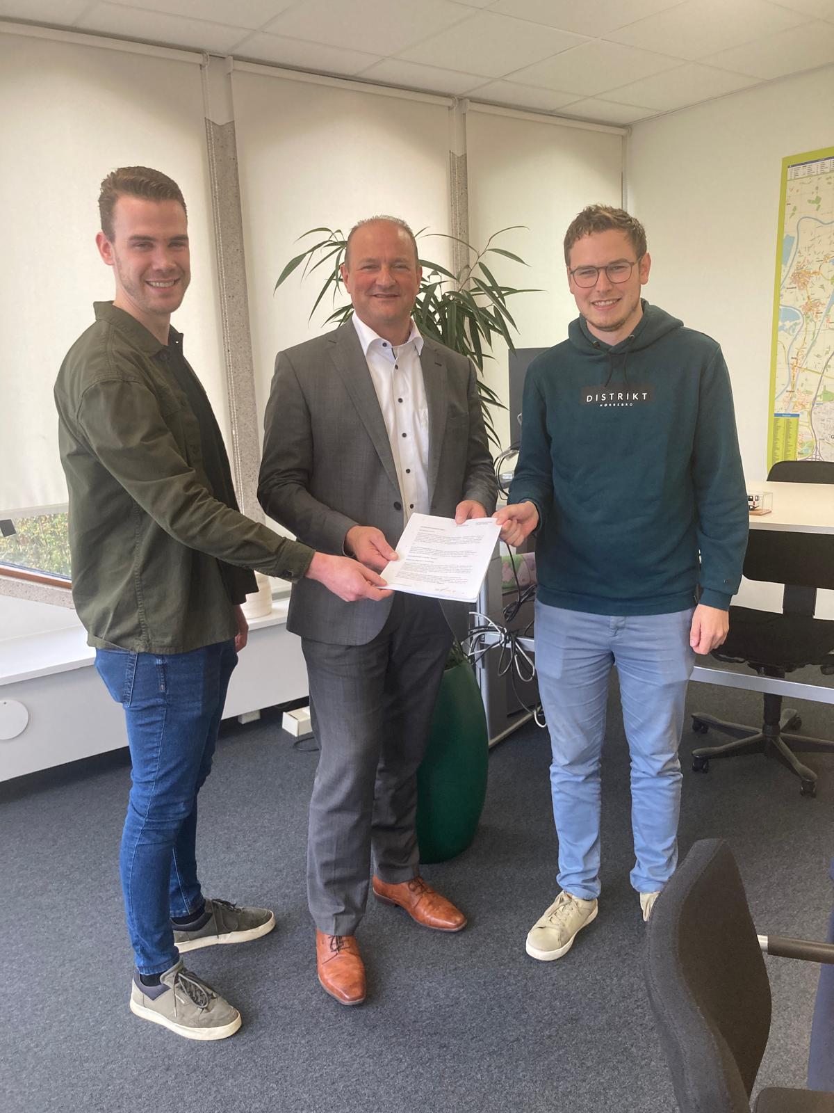 Plannen voor woningen in oude school_ondertekening_Nieuwssite