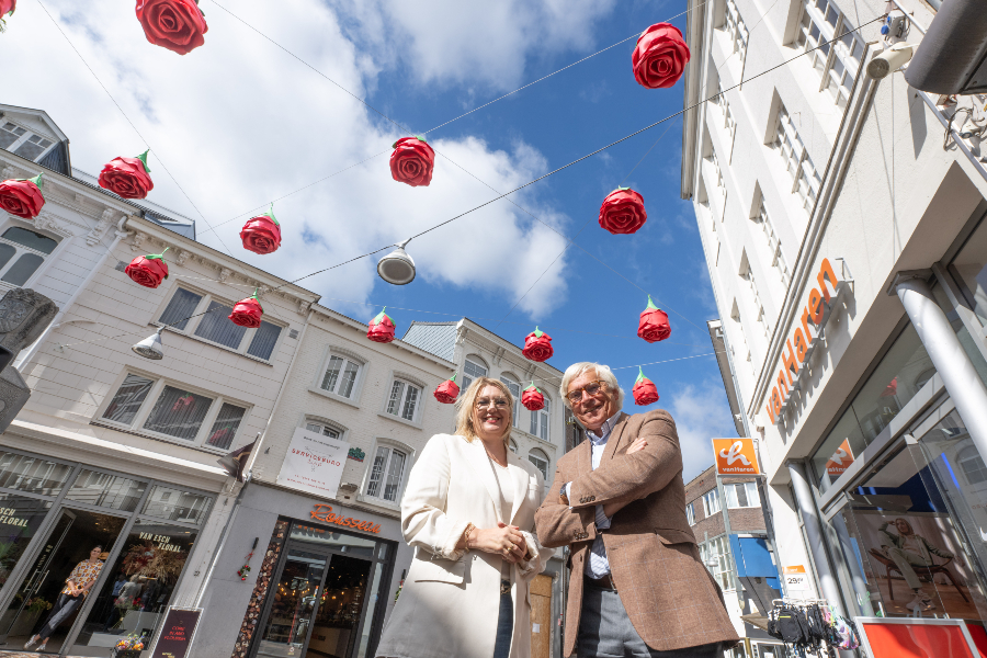 Foto met de wethouders bij de rozen