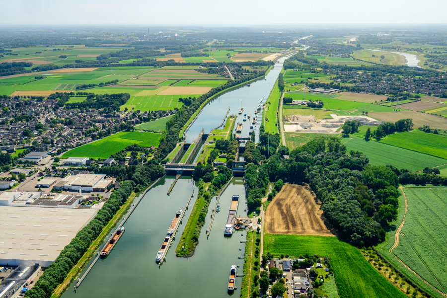 Luchtfoto Julianakanaal 