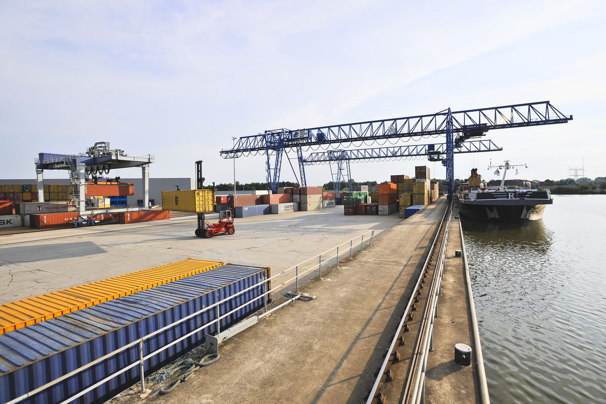 De barge terminal in Born