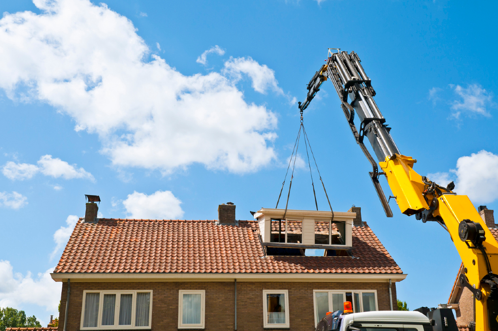 Hijskraan plaatst dakkapel