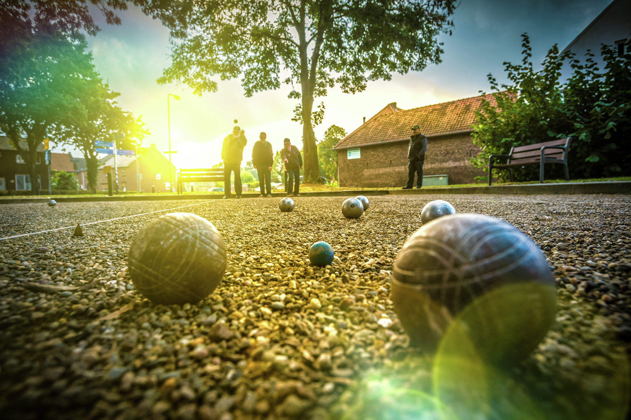 4 mannen spelen Jeux-des-Boules in de zon