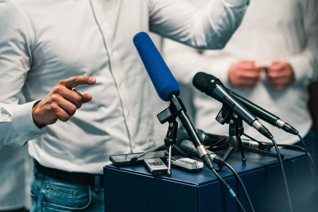 Microfoons tijdens persconferentie