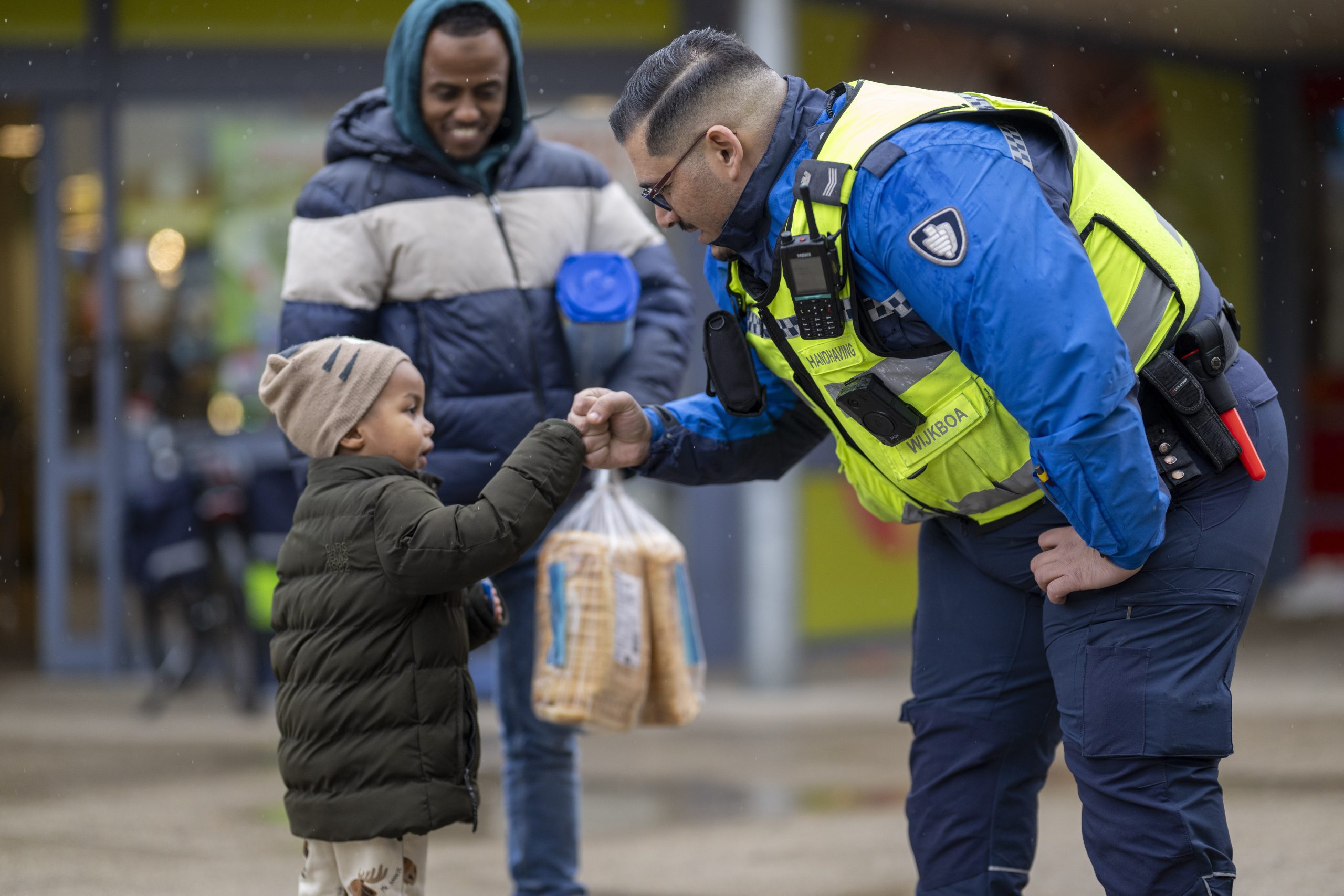 Wijkboa geeft boks aan jonge inwoner