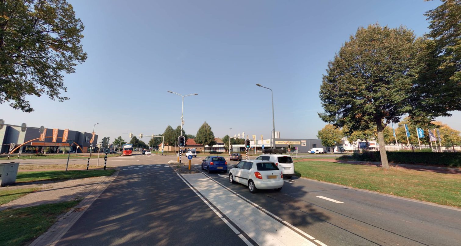 Kruispunt Dr. Nolenslaan - Nusterweg in Sittard. Hier worden de verkeerslichten vervangen.