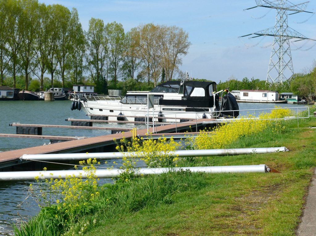 Motorjacht in Passantenhaven Schipperskerk
