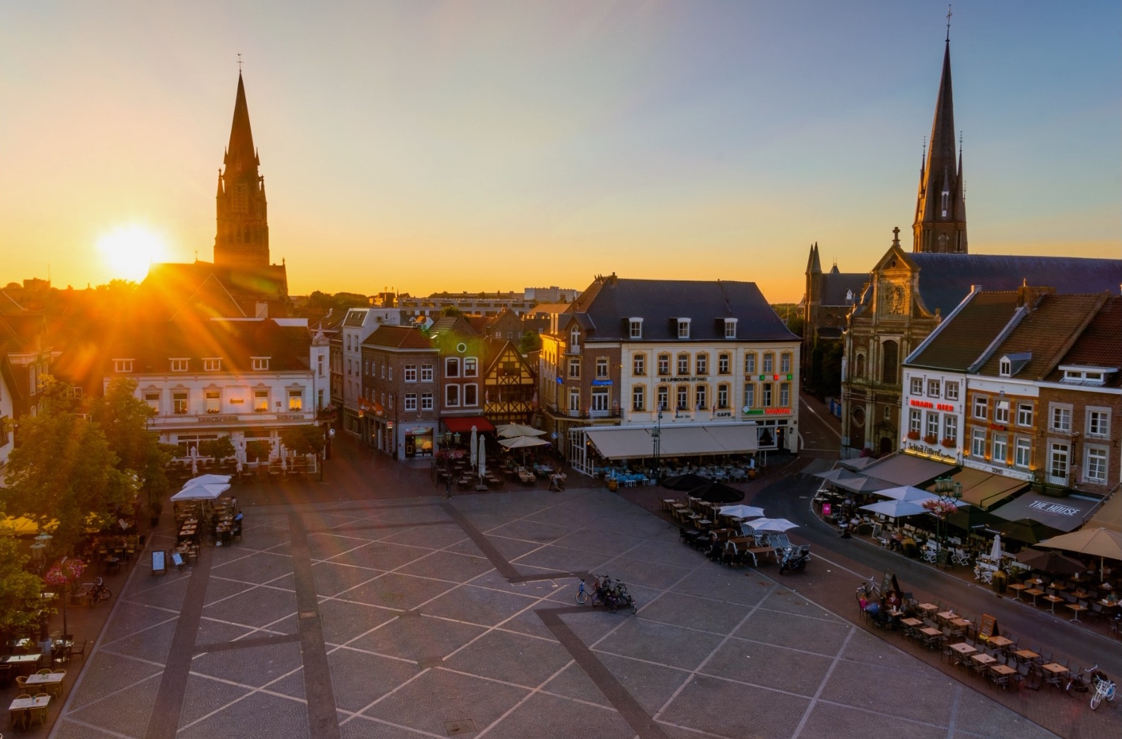 Zonsondergang aan de Markt in Sittard