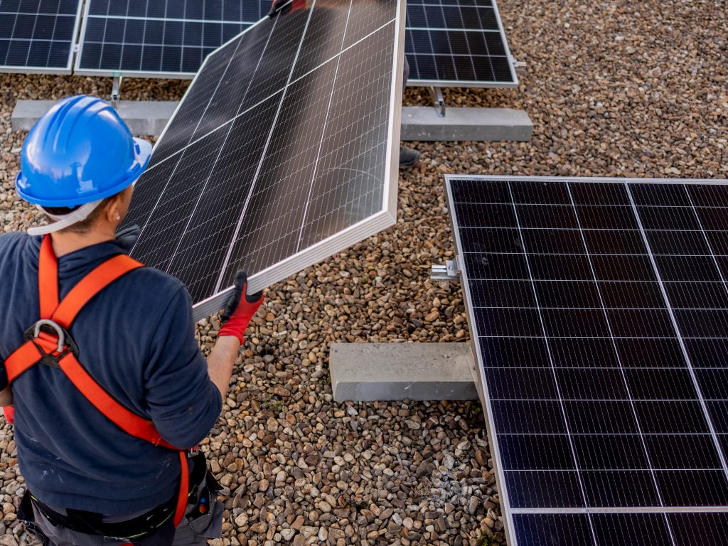 Bouwvakkers installeren zonnepanelen