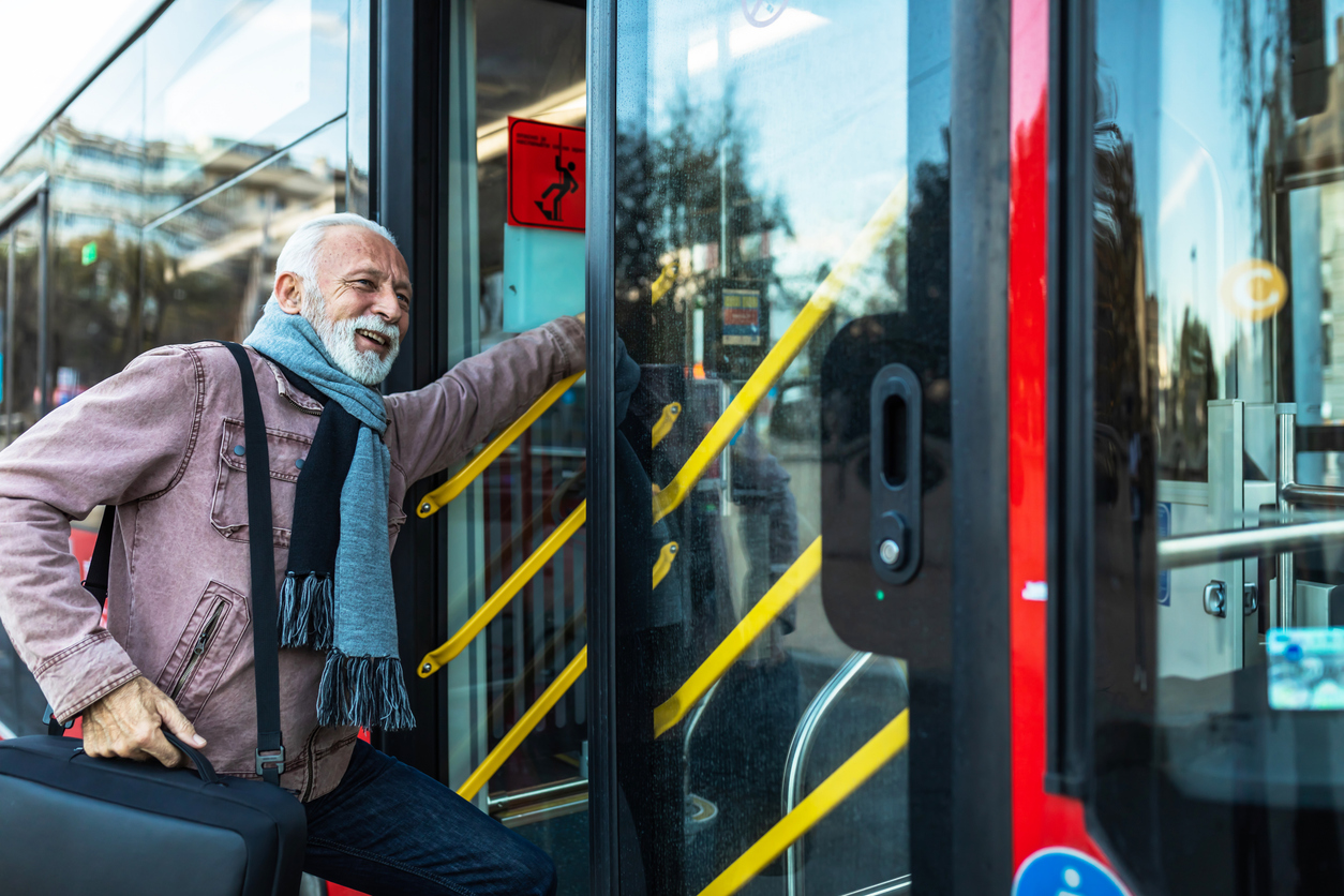 Persoon die op de bus stapt