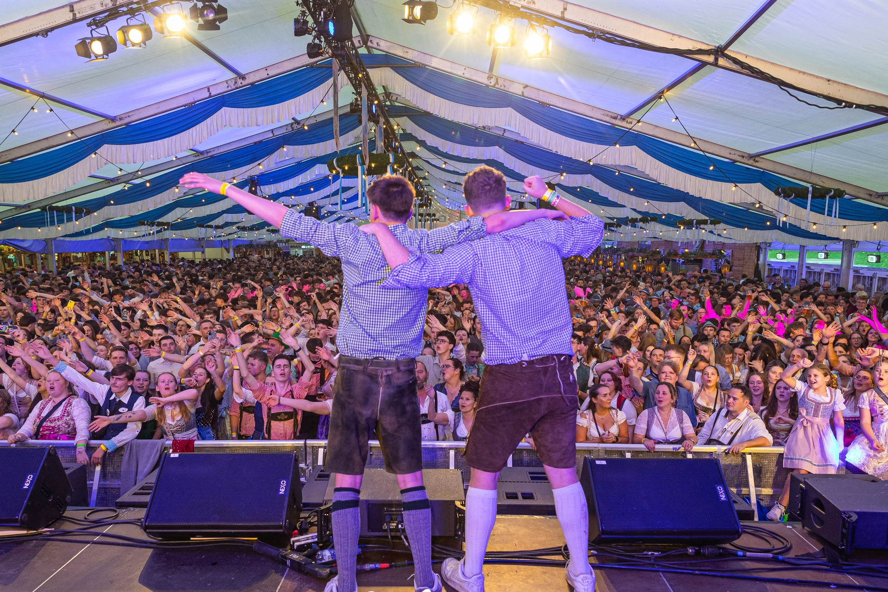 Feestende mensen in een tent bij het Oktoberfeest in Sittard