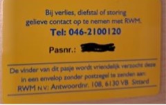 afvalpas met de tekst: bij verlies, diefstal of storing neem dan contact op met 046-2100120. De vinder van dat pasje kan deze retourneren naar: RWM met hierbij het adres van RWM.